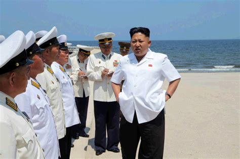 金正恩视察朝鲜新造战舰 亲自体验海上试航