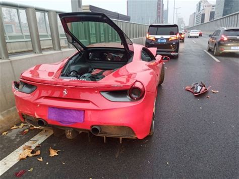 郑州600万法拉利高架上被撞烂 车主一句话堵了半个城-新闻频道-和讯网