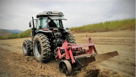 农业耕地拖拉机高清图片下载-正版图片500654089-摄图网
