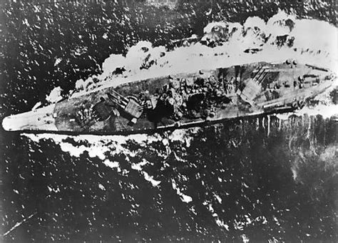 历史上的今天4月7日_1945年第二次世界大战：天一号作战的坊之岬海战中，世界最大的战列舰大和号战舰在向冲绳支援时被美军的舰载机击沉。