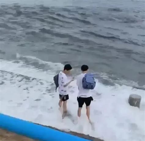 揪心！青岛2名小伙海边玩被巨浪卷走，浪花中挣扎多次最后失踪__财经头条