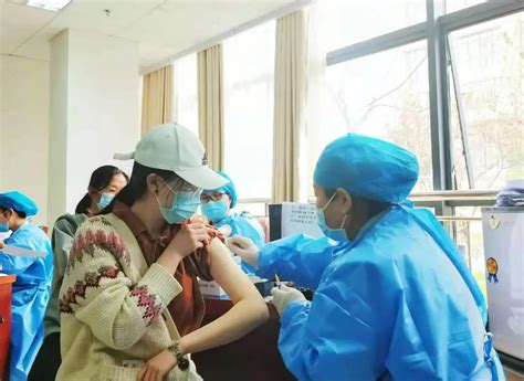 今天一早六院百名医护人员集体接种新冠疫苗！本市已累计接种42万余人 - 周到上海