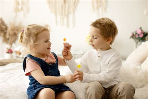 快乐的孩子吃棒糖看着被粉红色高清图片下载-正版图片502698734-摄图网
