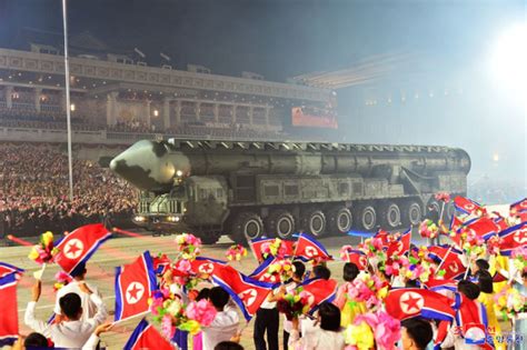 外媒：朝鲜夜间阅兵展示新型武器装备，包括新型洲际弹道导弹及无人机_军事频道_中华网