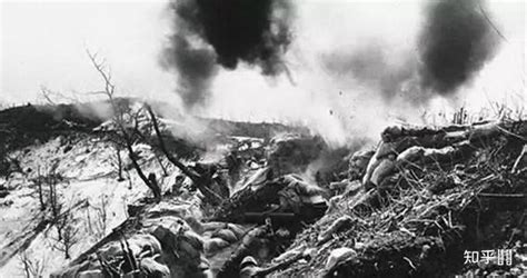 上甘岭战役老照片：战死的美军横七竖八躺在地上，炮弹壳堆积成山