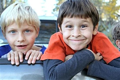 两个兄弟男孩家庭卫生友谊药品保健朋友夫妻公园童年后代高清图片下载-正版图片321985087-摄图网