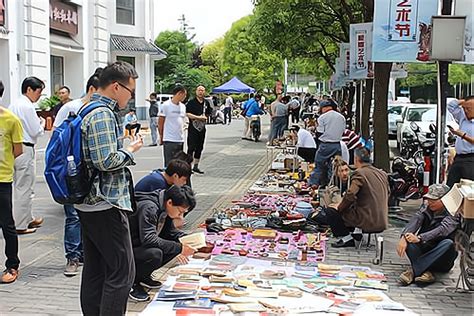 你去摆地摊吗？小编带你实地探访茂业天地门口的地摊……