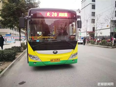 107路公交车新车型座位少？回应：16座纯电动中巴车更节能_深圳新闻网