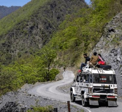 印度一客车坠入峡谷致16人死亡