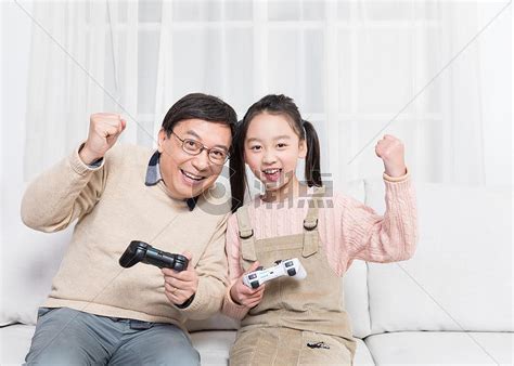 爷爷和孙女在沙发玩游戏摄影图5861*4186图片素材免费下载-编号766492-潮点视频
