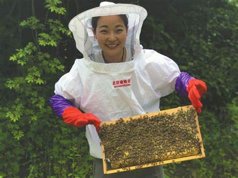 85后海归女孩扎进深山做“甜蜜”生意 网上卖蜂蜜一年销售2200万 - 封面新闻
