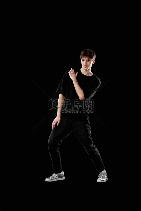 穿着黑色 T 恤和牛仔裤跳舞的年轻人高清摄影大图-千库网