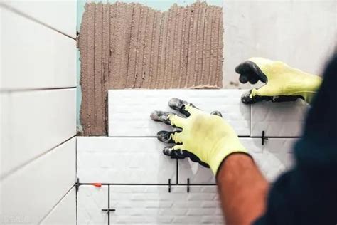 贴瓷砖是用水泥还是瓷砖胶呢 对比了才知道哪个好 - 装修保障网