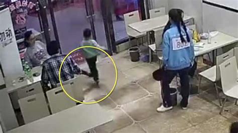 重庆一小孩在小区里被摔伤 浑身是血_大渝网_腾讯网