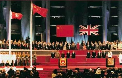 【图集】香港街头张灯结彩，庆祝回归祖国25周年|界面新闻 · 影像