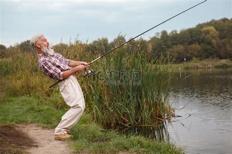 河边钓鱼的老人高清摄影大图-千库网