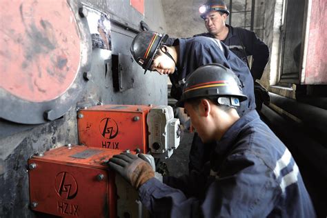 准格尔旗智能煤炭公司选煤厂员工在安装调试皮带机智能清扫刮料系统_鄂尔多斯市人民政府