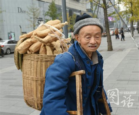 老人闹市售卖丝瓜布 碰到的都买两个吧 - 图片新闻 - 华西都市网新闻频道