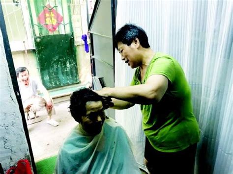 充满年代气息的理发店，为何深受香港市民的欢迎？_凤凰网视频_凤凰网