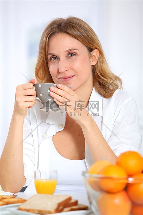 快乐的女人早餐吃玉米片高清摄影大图-千库网