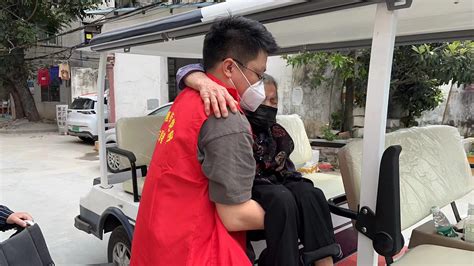 广州轻工李忠和积极劝导老人接种疫苗：“婆婆行动不便，我抱您上下车！”