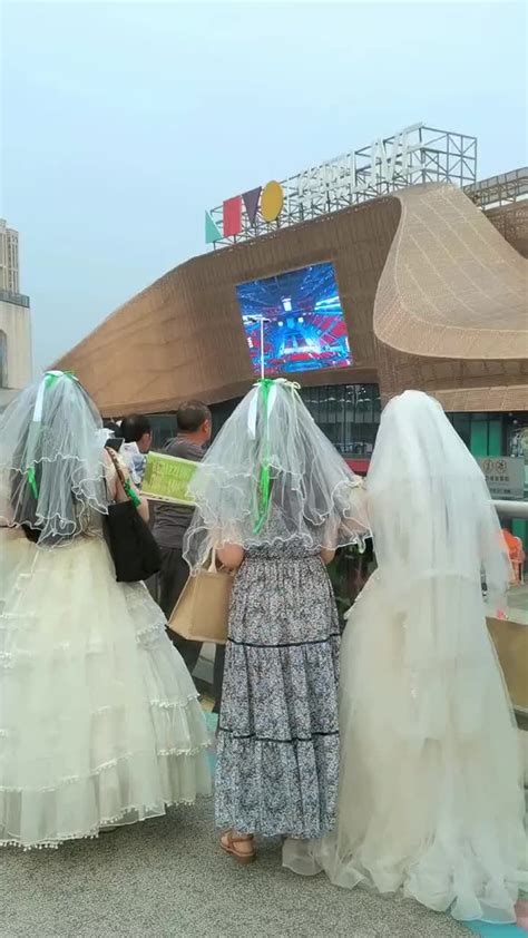 好家伙！这么多女生穿着婚纱去王源演唱会，王源娶得过来嘛？-直播吧