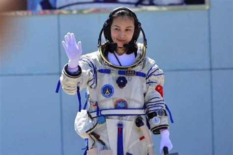 中国首位女航天员，时隔10年再征太空，要满足已婚已育条件吗？|神舟|刘洋|中国_新浪新闻