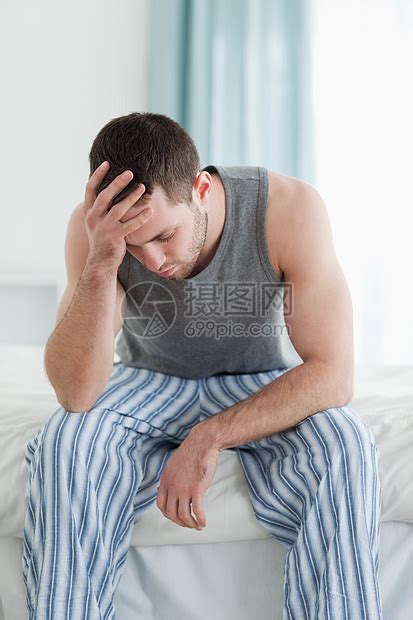 一个悲伤的男人坐着的肖像房子衣服卧室思维外表公寓疾病睡衣疼痛寂寞高清图片下载-正版图片321418241-摄图网
