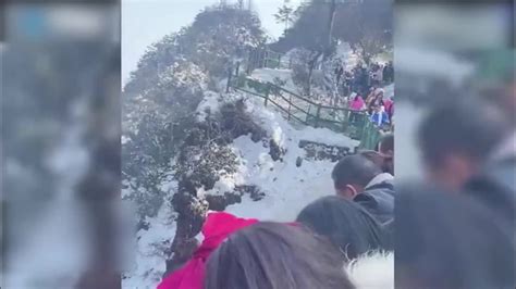 印尼游客在瀑布下冲凉，突遇山体滑坡，巨大泥块极速坠落_凤凰网视频_凤凰网