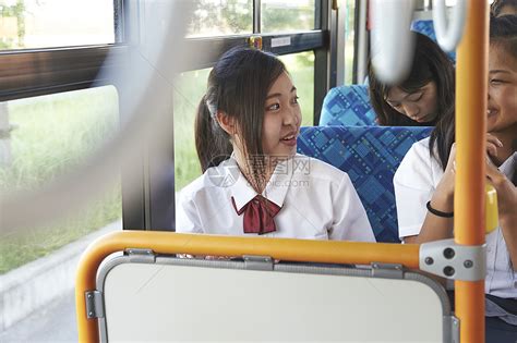 高中女生在公交车上交谈高清图片下载-正版图片502045265-摄图网