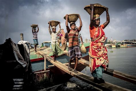 孟加拉国移民工乘船 回家庆祝开斋节