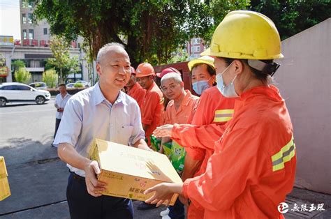 江湖救急 老总当了一天搬运工_大冶市人民政府