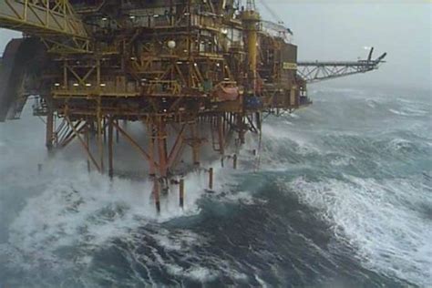 启东中远海运海工改装的FPSO Anna Nery在巴西海域油田产出第一批石油