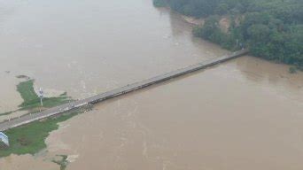 台湾台中县发生大桥垮塌 三辆车被洪水冲走(图)-搜狐新闻
