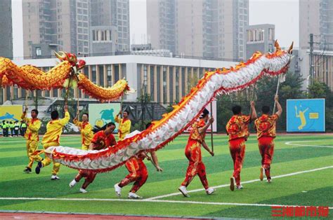 舞龙舞狮双节棍 麻阳一中运动会的开幕式表演极具武术之乡的风范|表演|麻阳_新浪新闻