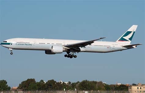 国泰航空一波音777客机在罗马机场机翼撞上灯杆 飞机受损 - 民航 - 航空圈——航空信息、大数据平台
