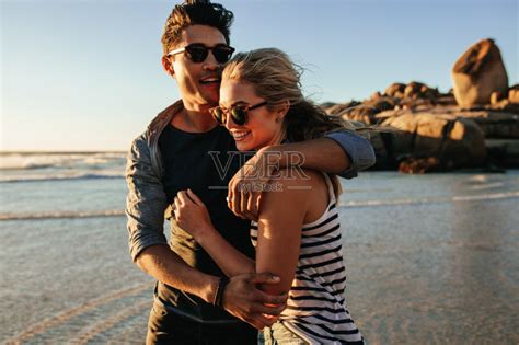 海滩,青年男人,女人,一见钟情,青年伴侣正版图片素材下载_ID:154528731 - Veer图库