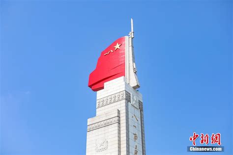 南昌：八一广场举行庆祝中国人民解放军建军95周年升国旗仪式_手机新浪网