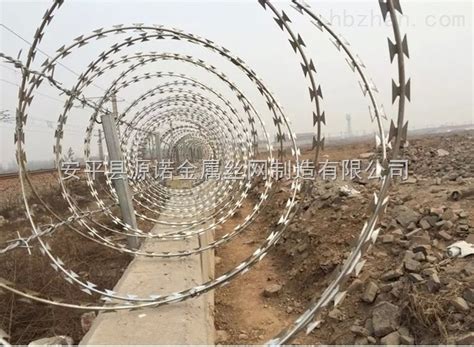 铁路钢筋混凝土栅栏+0.5米铁路防爬倒刺网片-安平县源诺金属丝网制造有限公司