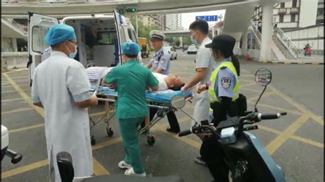 《编辑部的故事》一拍完,冯小刚就被王朔和马未都用担架抬进医院