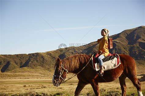 骑马的女人高清图片下载-正版图片501859828-摄图网