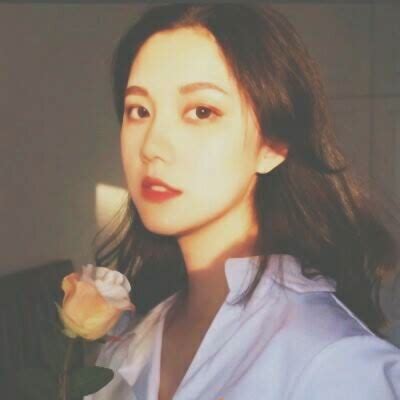 女生头像温柔黄色滤镜
