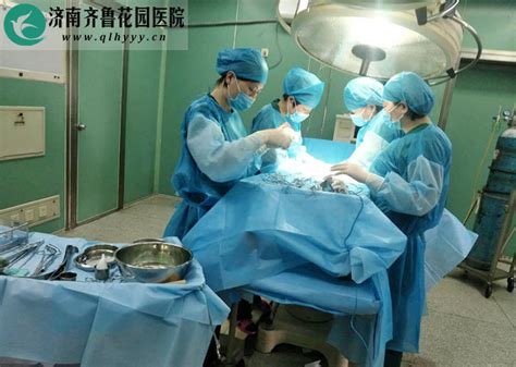 特大卵巢囊肿手术病人顺利出院 患者送锦旗表达感谢_济南齐鲁花园医院