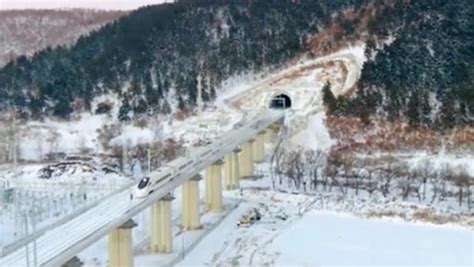【图集】我国“最东”高铁正式开通：雪原中的牡佳高铁|界面新闻 · 影像
