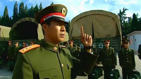 士兵突击：吴哲离中校只有一步之遥，袁朗几句话就知道他需要什么_新浪新闻