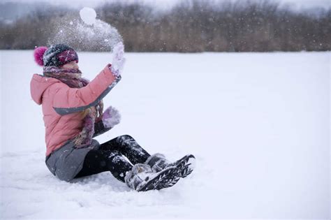 孩子躺在雪地里玩耍高清图片下载-正版图片501511980-摄图网