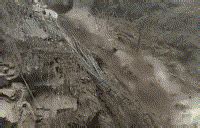 现场：四川乐山一公路发生山体滑坡 巨石倾泻而下_凤凰网视频_凤凰网