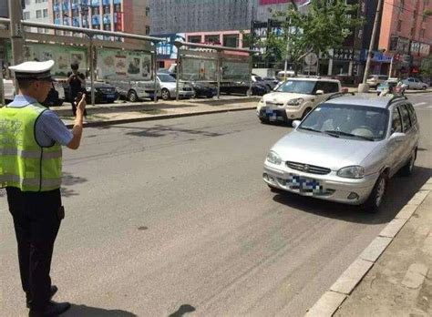 北京一女司机违停不接电话，男子报警反被怼：你打个车出去不行？