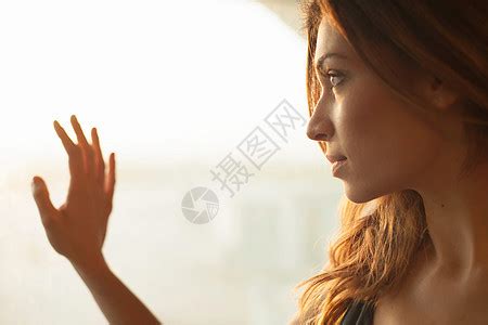 悲伤的女子凝望窗外高清图片下载-正版图片501441426-摄图网