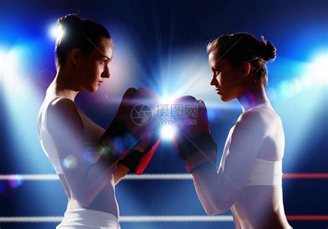 两个拳击手两个戴手套的拳击手女人打架前互相问候高清图片下载-正版图片300249030-摄图网